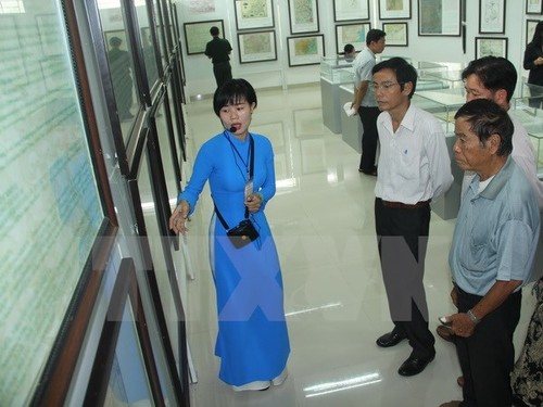 Triển lãm bản đồ và trưng bày tư liệu Hoàng Sa, Trường Sa của Việt Nam tại Long An  - ảnh 1